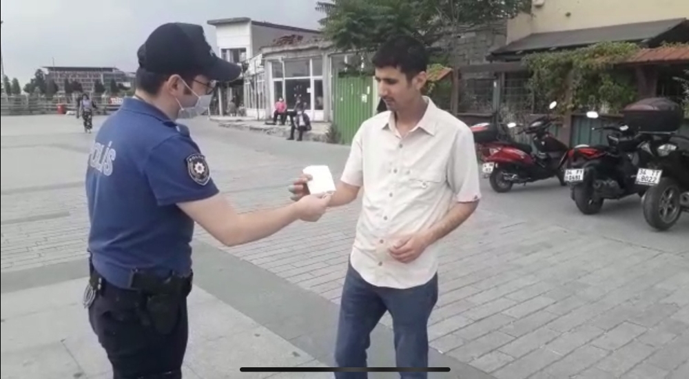 Kağıthane polisi vatandaşa maske dağıttı