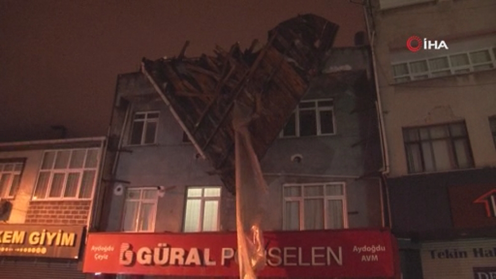 Kağıthane ve Beyoğlu’nda şiddetli rüzgar çatıları uçurdu