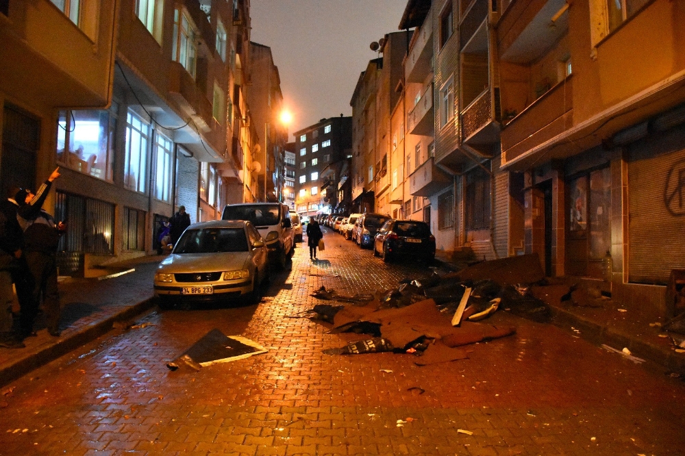 Kağıthane’de 6 katlı binanın çatısı uçtu