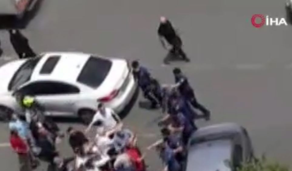Kağıthane’de akrabalar alacak verecek nedeniyle birbirine girdi