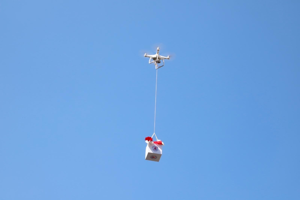 Kağıthane’de annelere drone ile çiçek
