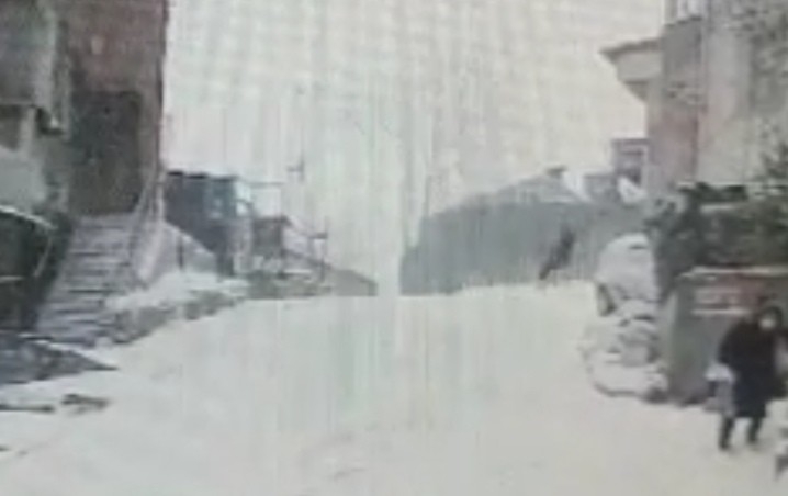 Kağıthane’de buzlanan yolda düşen vatandaşa çarpan otomobil kayarak duvara çarptı