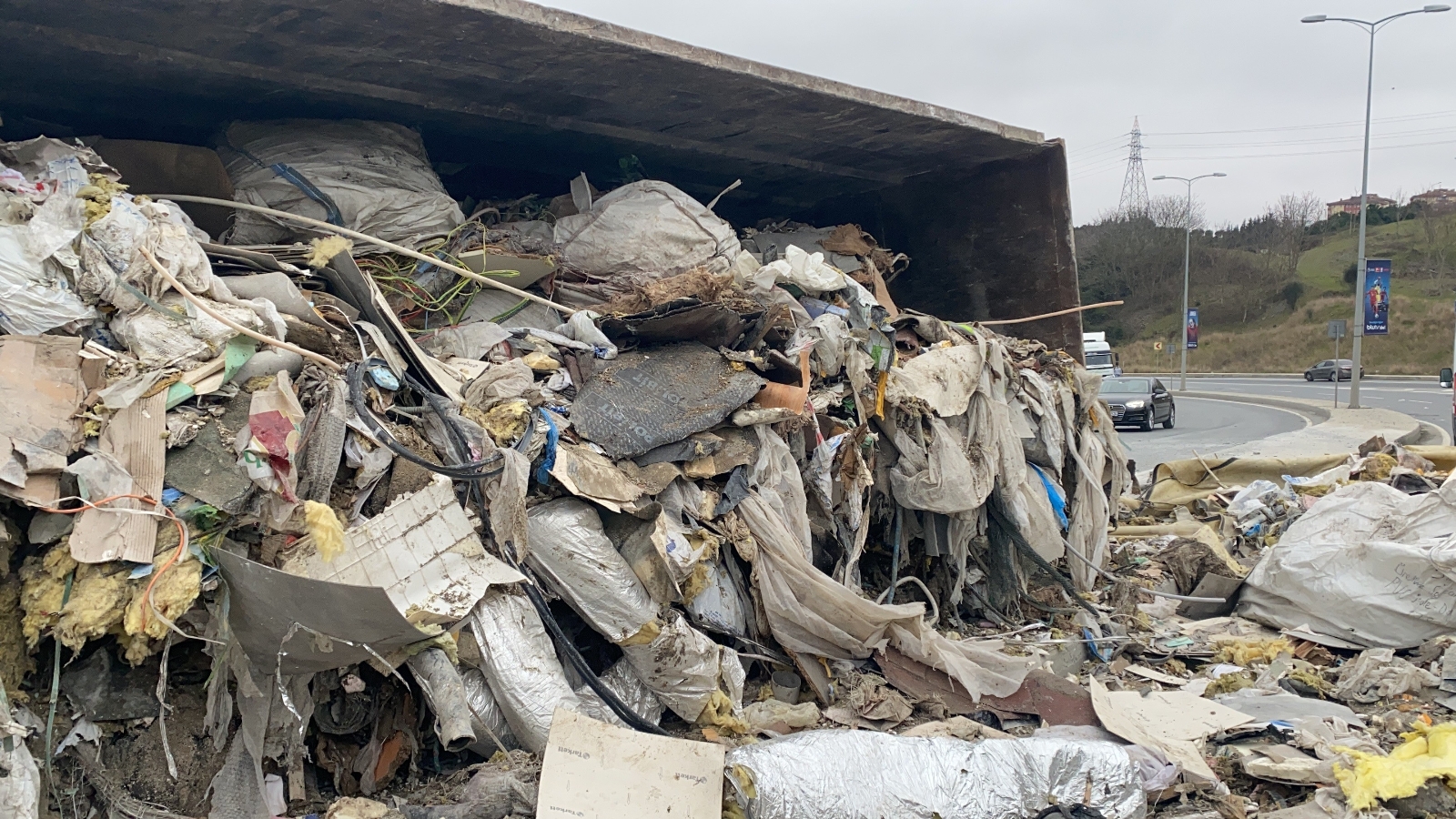 Kağıthane’de hafriyat yüklü kamyon devrildi, molozlar yola saçıldı