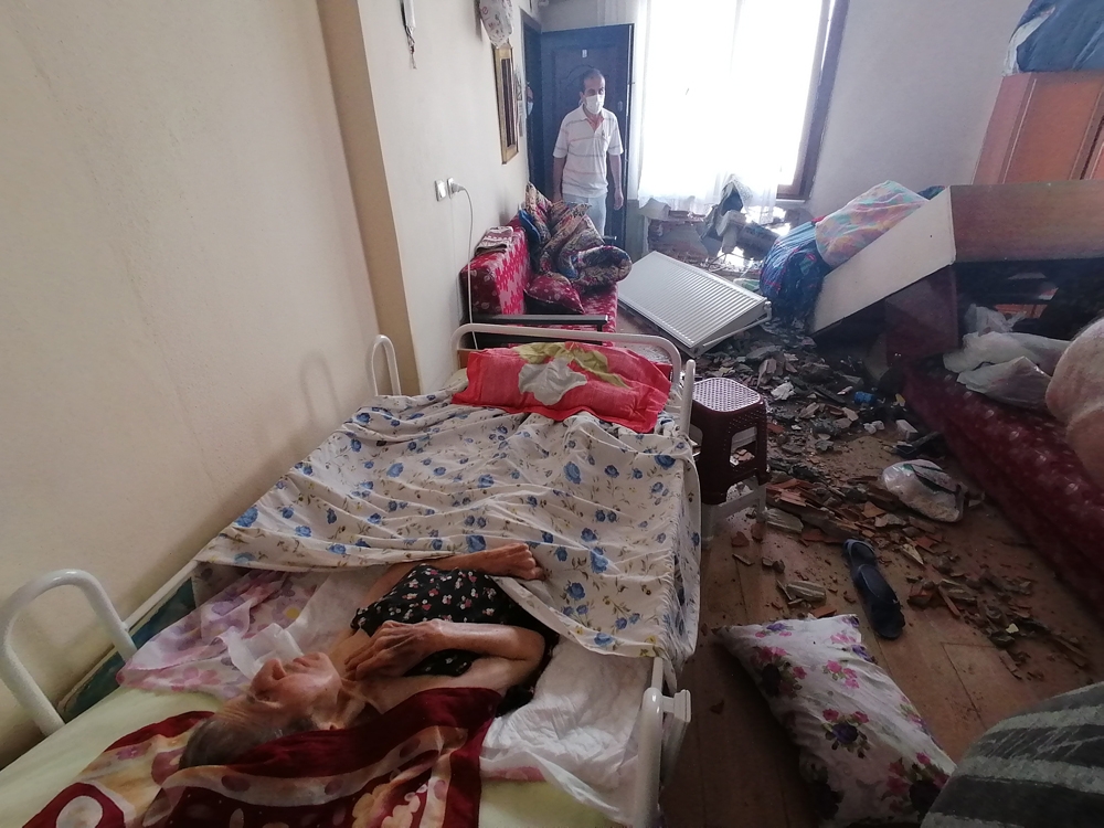 Kağıthane’de iş makinesi eve girdi, yatalak kadın şans eseri kurtuldu