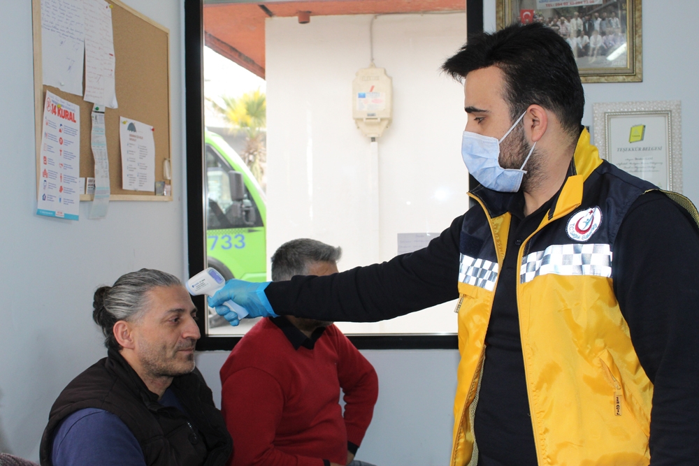 Kağıthane’de taksi şoförlerinin ateşi ölçüldü