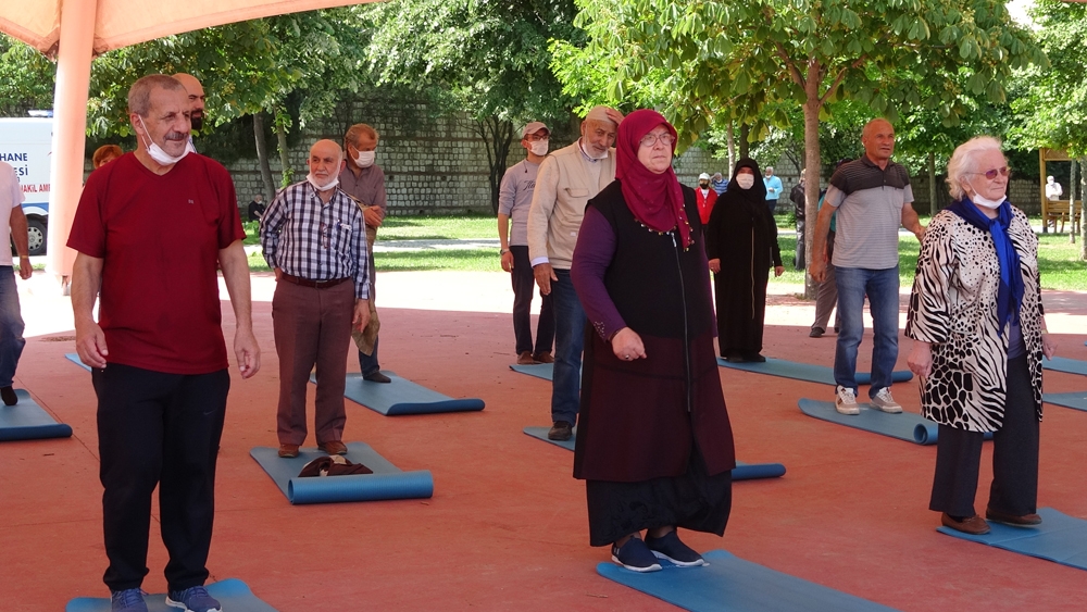 Kağıthane’de yaşlılar açık alanda egzersiz yaptı