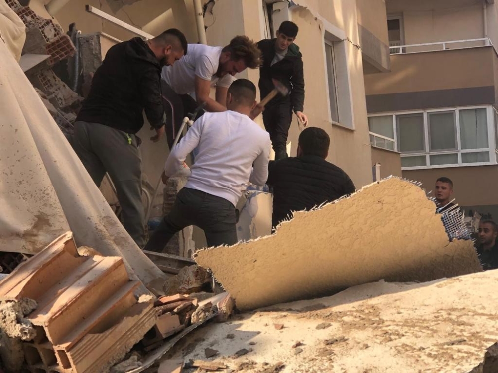 Kahraman Filistinli genç, depremde enkaz altında kalanları kurtardı