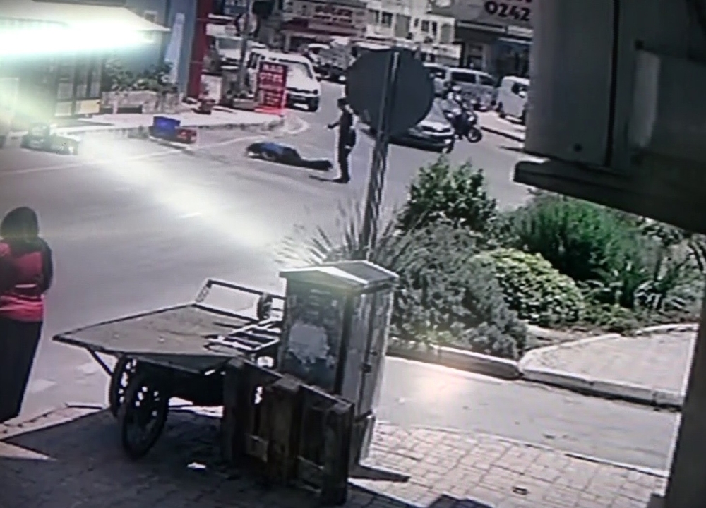Kahraman polisin saldırganı etkisiz hale getirmesi kameralara yansıdı
