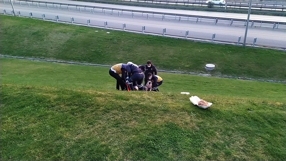 Kahvaltı yaparken kurşunla ayağından vuruldu