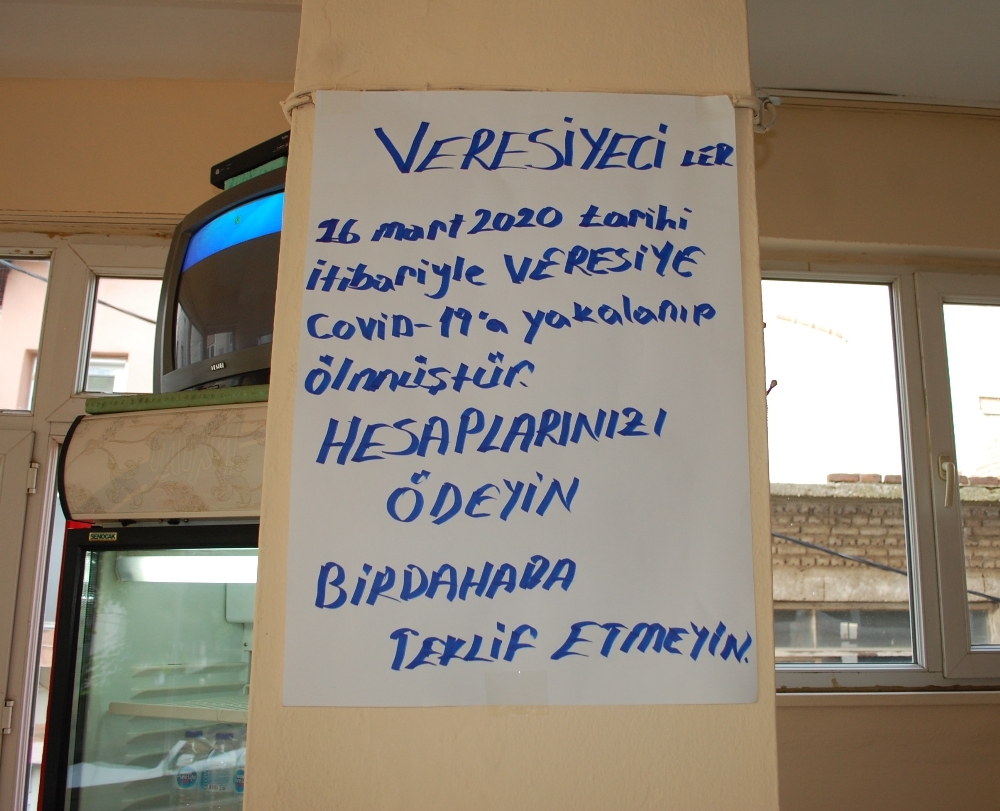 Kahveci astı, müşterileri şaşkınlıkla okudu: “Covid-19’a yakalanıp ölmüştür”