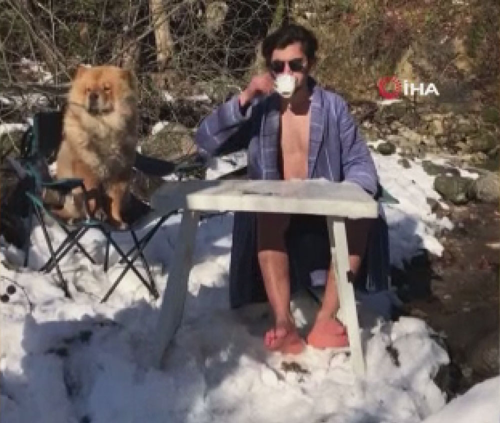 Kahvesini yudumlayıp buz gibi suya atladı