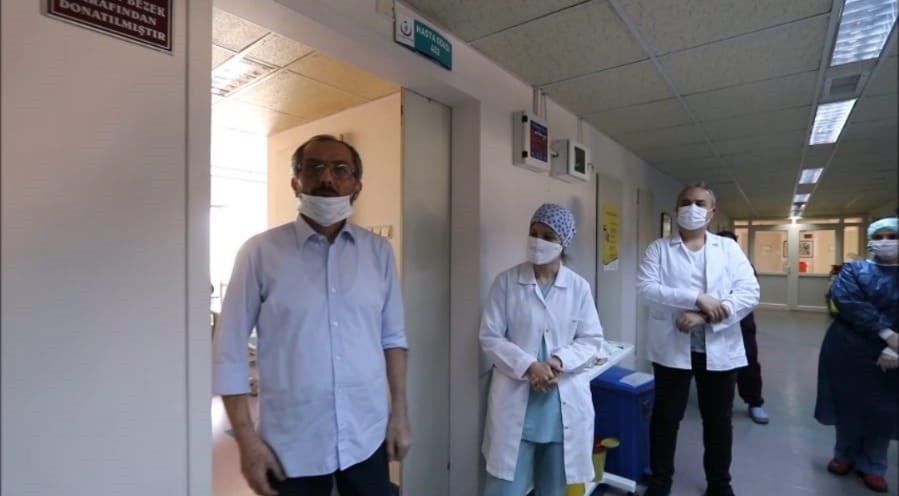 Kalbi durmuştu, korona virüsü yenerek taburcu oldu