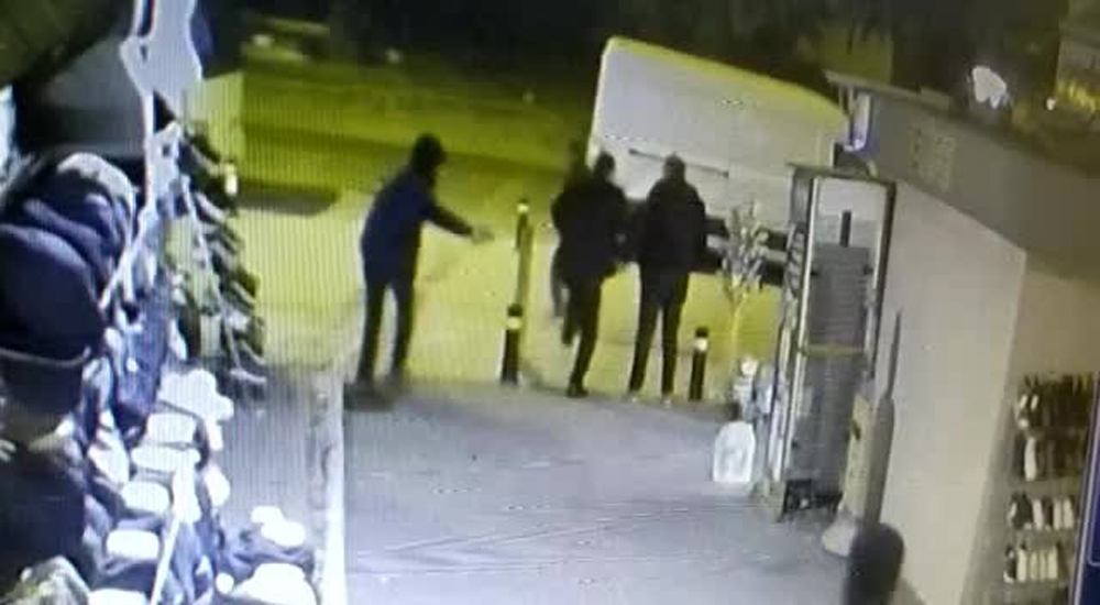 Kaldırımda Bekleyen Adamı Bacağından Vurdu