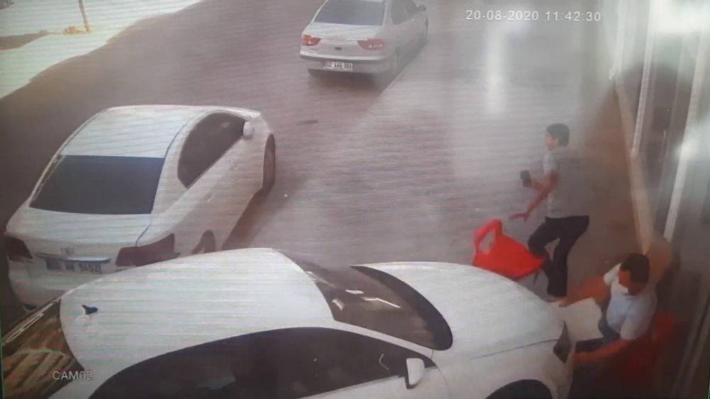Kaldırımda oturan esnafın arasına otomobil daldı: 1 yaralı