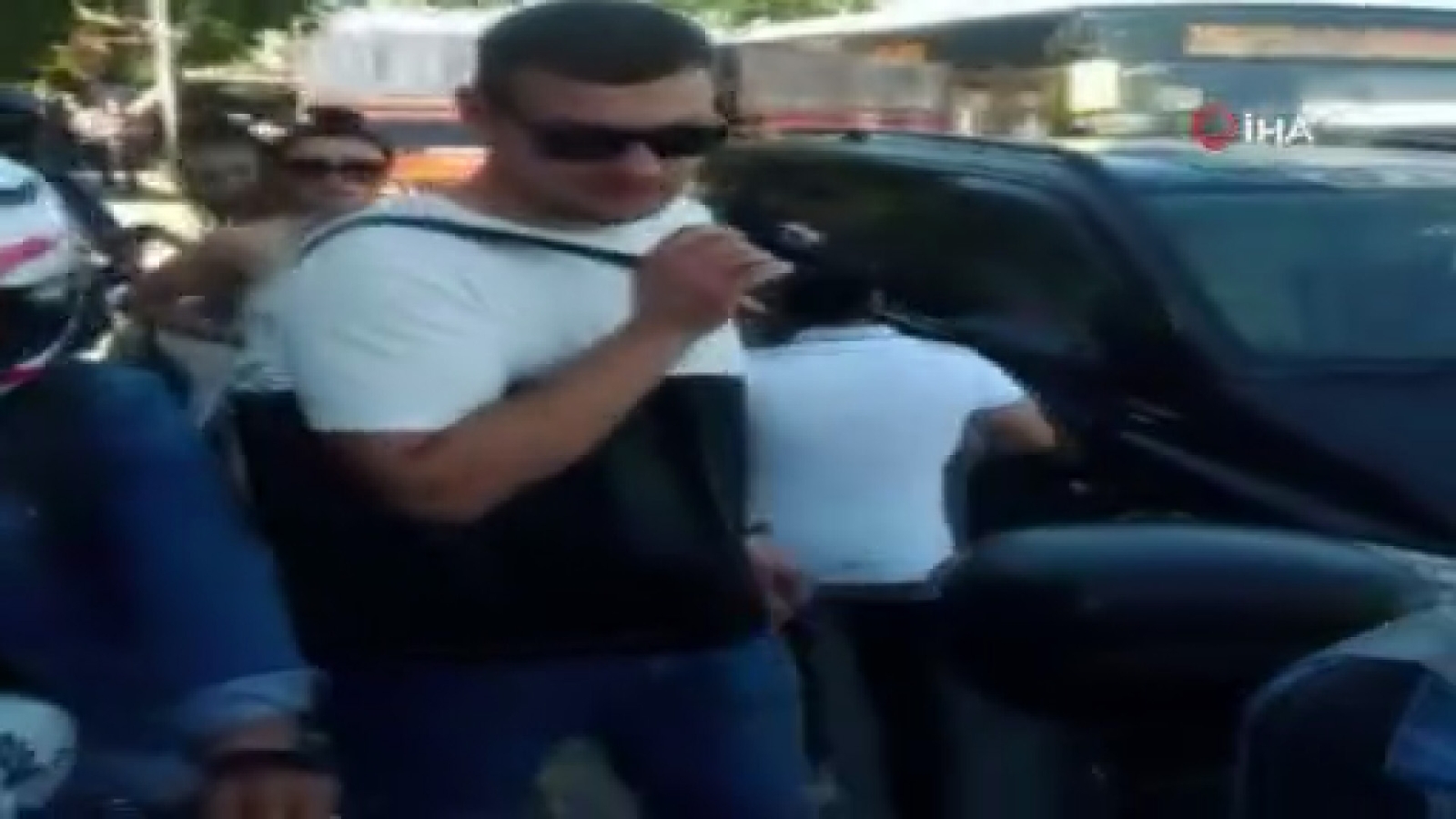 Kaldırımda yaya ile motosikletli arasında yol verme tartışması