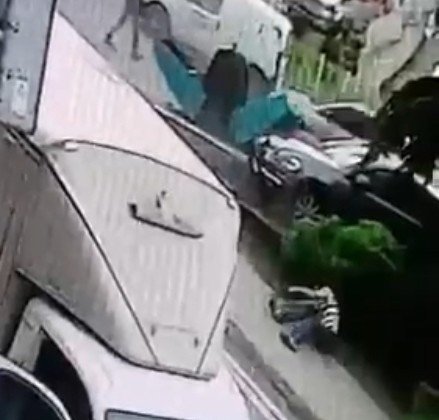 Kaldırımda yürüyen genç canından oluyordu, o anlar kamerada