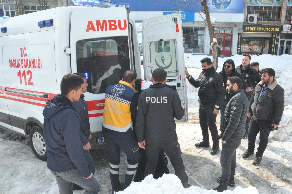 Kaldırımda yürüyen kadının başına kar kütlesi düştü