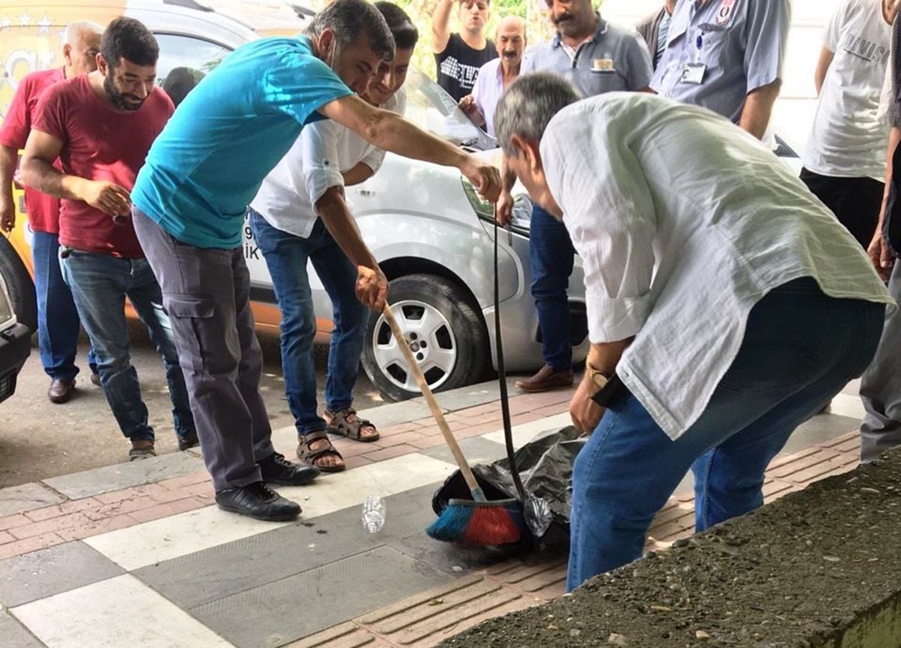 Kaldırımda yürüyen vatandaşlar öyle bir şey yaşadı ki...