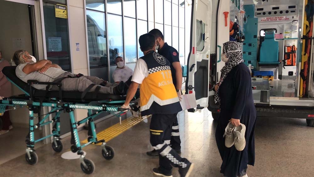 Kamyon çarptığı otomobili metrelerce sürükledi: Feci kaza kamerada