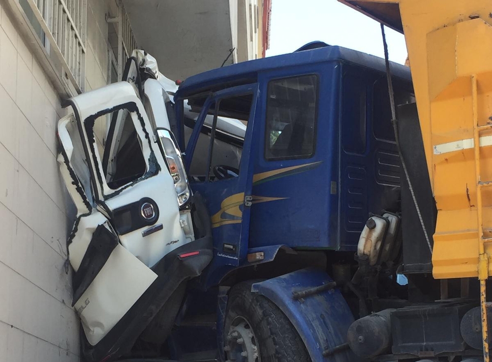 Kamyon iki aracı biçip binanın duvarına vurarak durabildi