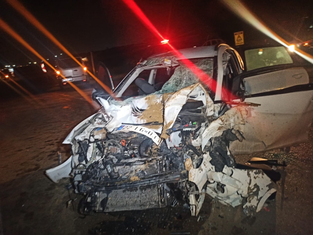 Kamyon ile otomobil kafa kafaya çarpıştı: 1 ölü, 2 yaralı