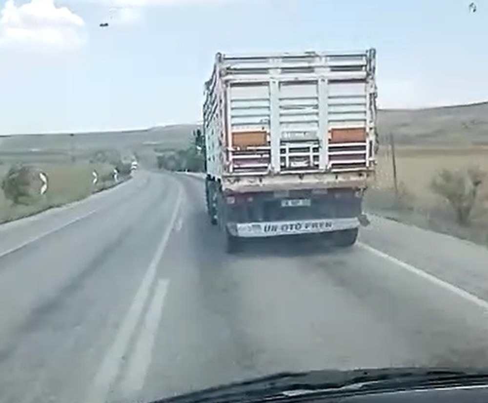 Kamyon sürücüsü ambulansa yol vermedi, saatte 130 kilometre hızla yarışa girdi