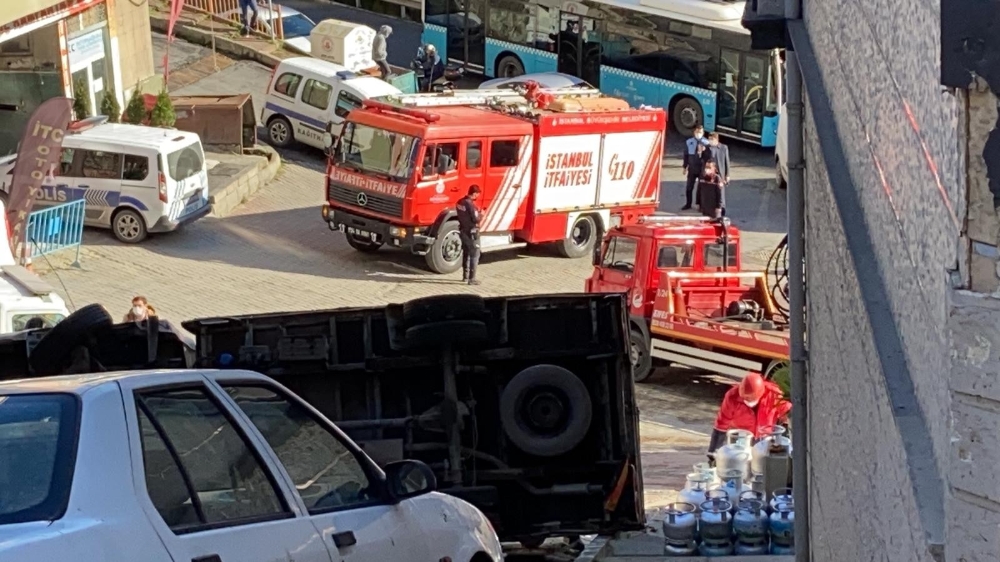Kamyonet devrildi, gaz dolu tüpler sokağa saçıldı