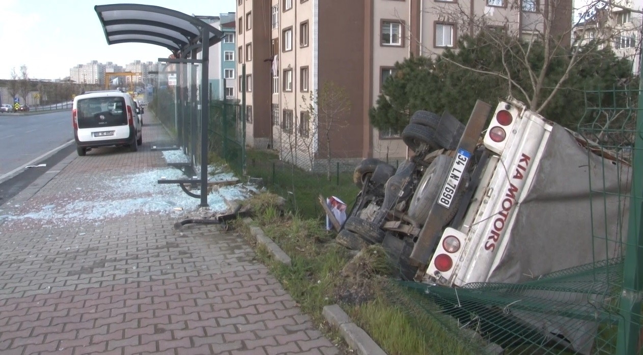 Kamyonet durağa çarpıp takla attı, kimsenin olmaması faciayı önledi