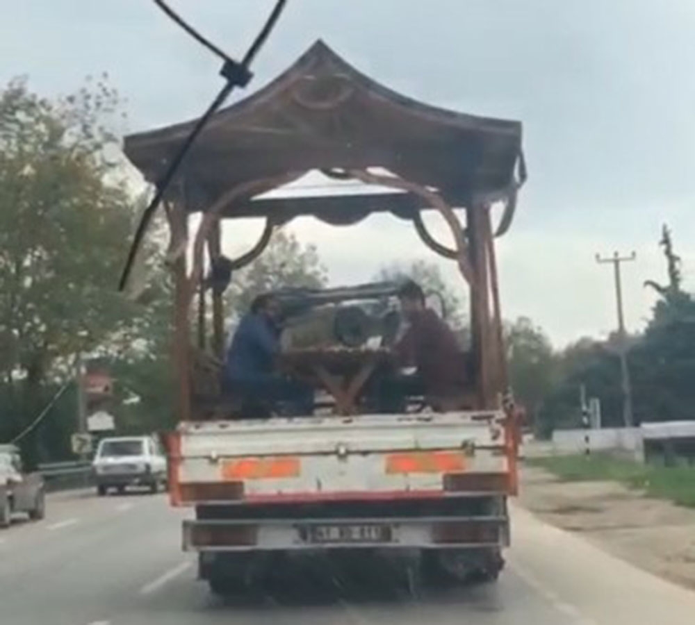 Kamyonet kasasında tavla keyfi cezayla bitti