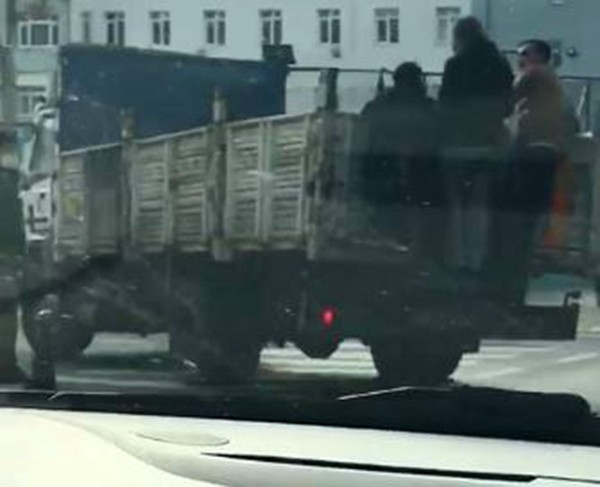 Kamyonet kasasında tehlikeli yolculuk