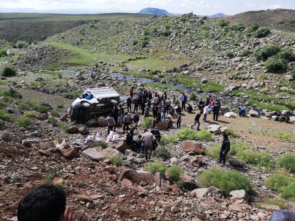 Kamyonet şarampole uçtu: 17 yaralı
