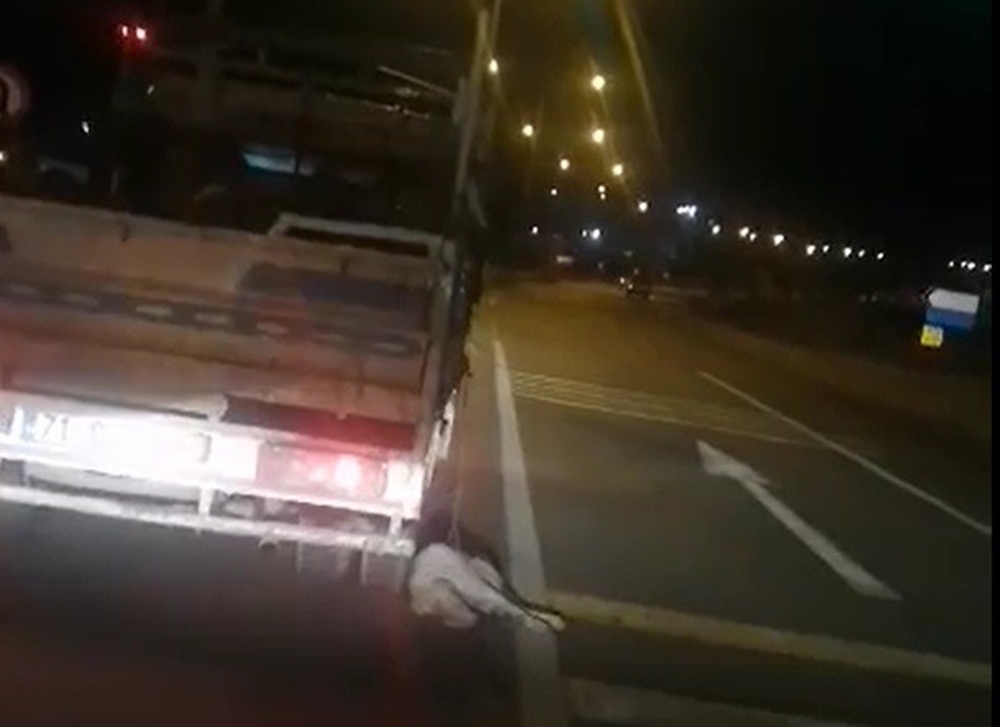 Kamyonetin arkasına bağladığı köpeği kilometrelerce sürükledi