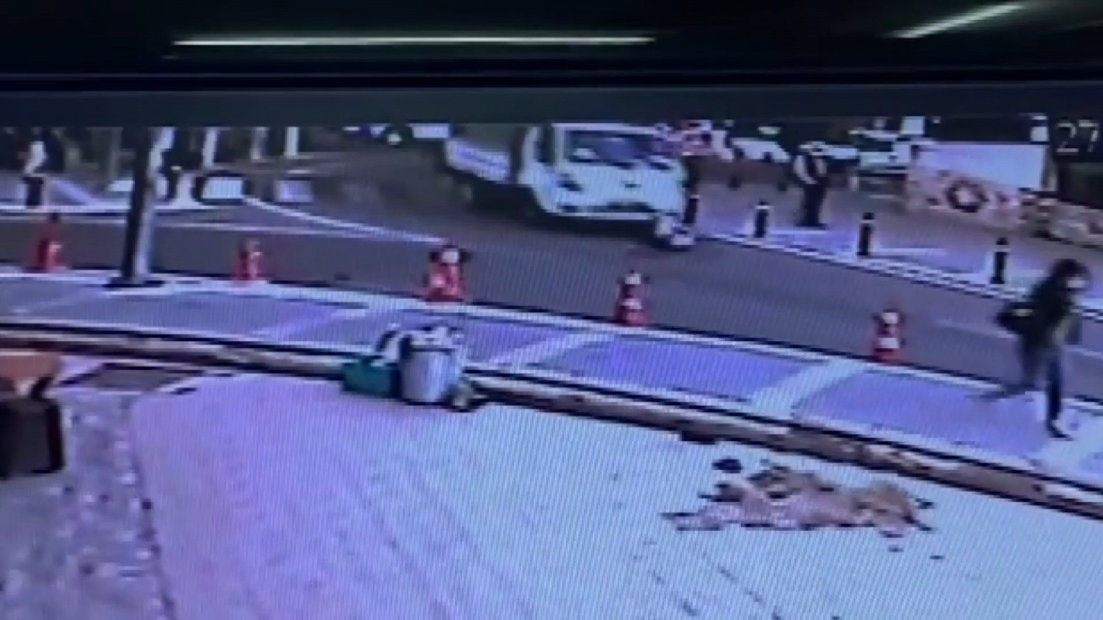Kamyonetin çarptığı kadının ölümden döndüğü anlar kamerada