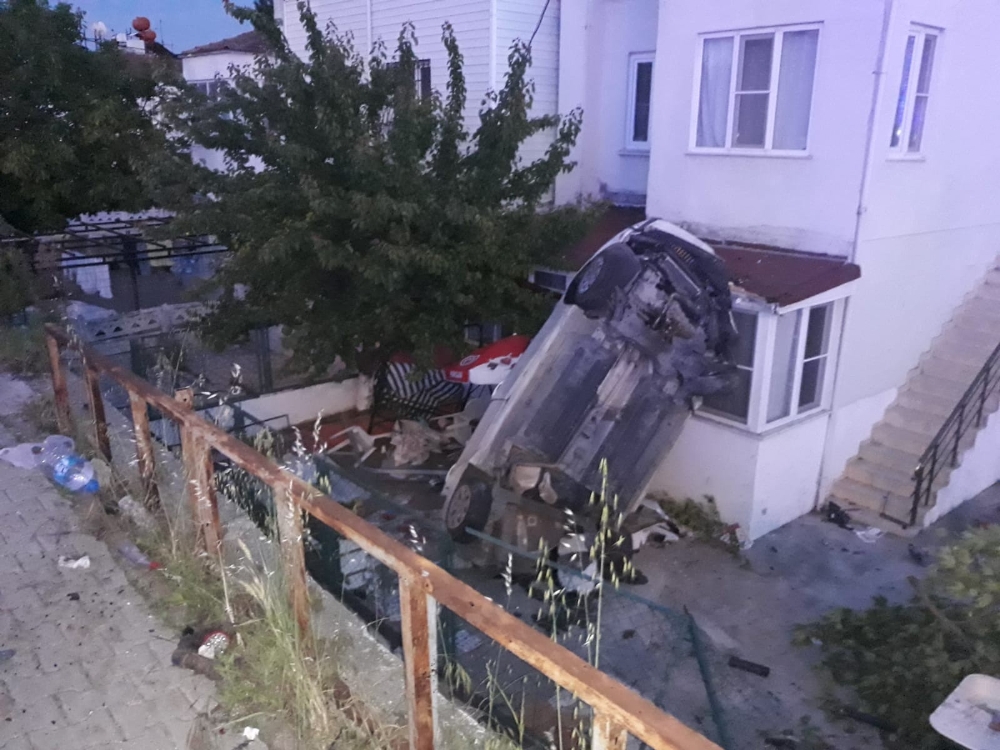 Kamyonetin çarptığı otomobil evin bahçesine uçtu: 2 ölü, 3 yaralı
