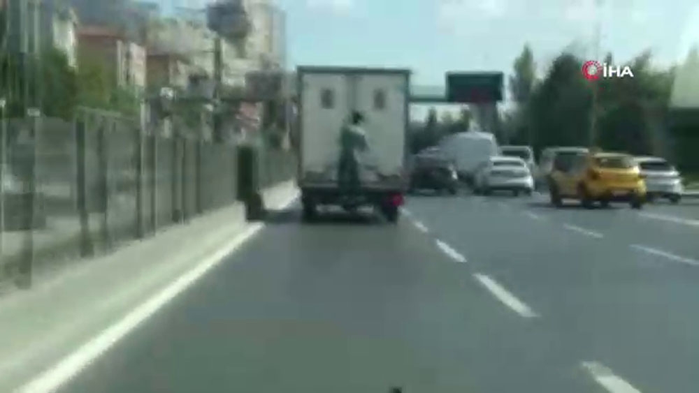 Kamyonetin kasasında tehlikeli yolculuk kamerada