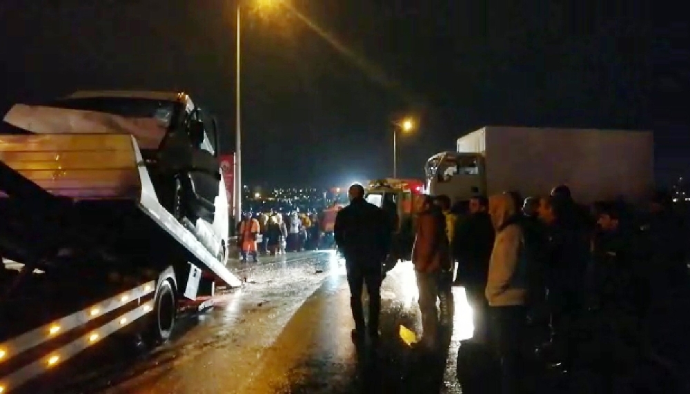 Kamyonetle panelvan araç kafa kafaya çarpıştı: 4 yaralı