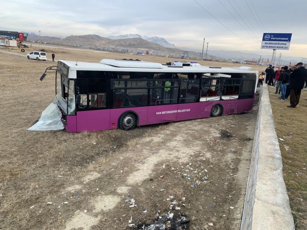 Kamyonla Otobüs Çarpıştı: 19 Yaralı