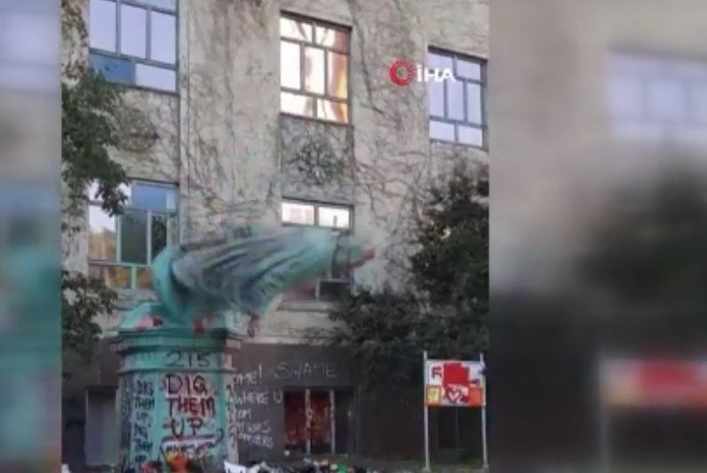 Kanada’da yatılı okul sisteminin mimarlarından Egerton Ryerson’ın heykeli yıkıldı