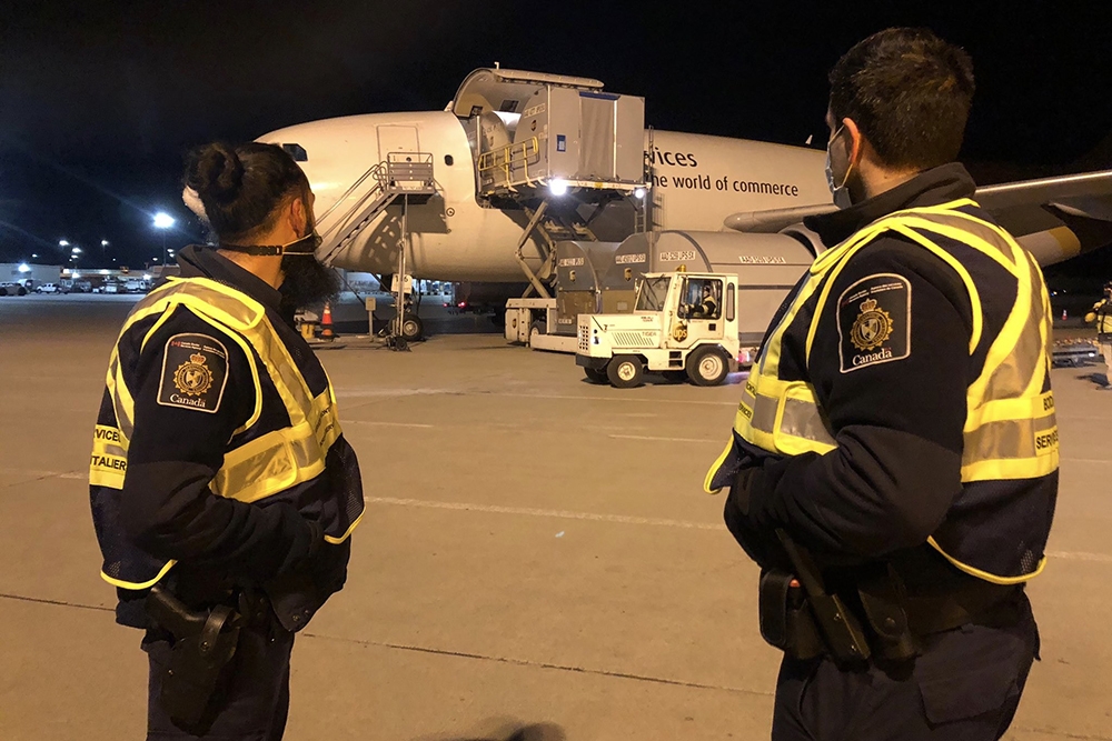 Kanada’ya, Covid-19 aşılarının ilk dozları ulaştı