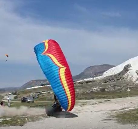 Kanadı kapanan paramotor zemine çakıldı