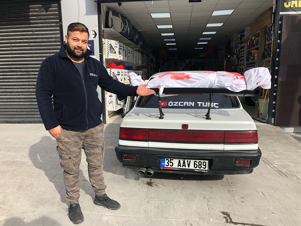 Kanlı, kefenli modifiye araç polisi harekete geçirdi