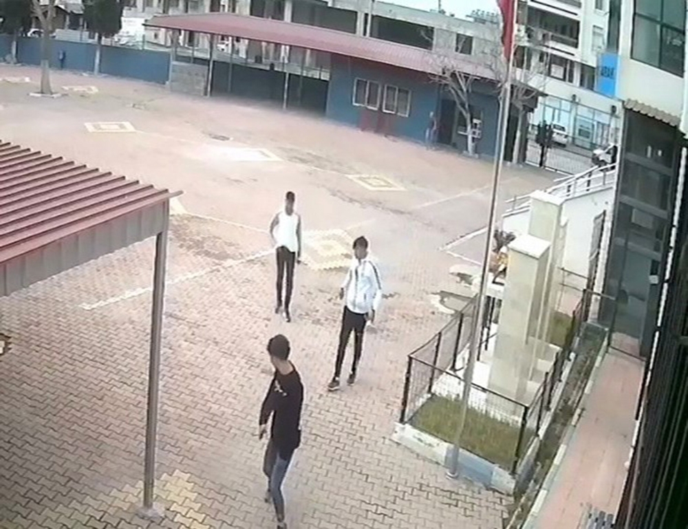 Kantinden yiyecek çalan hırsızlar önce kameraya sonra polise yakalandı