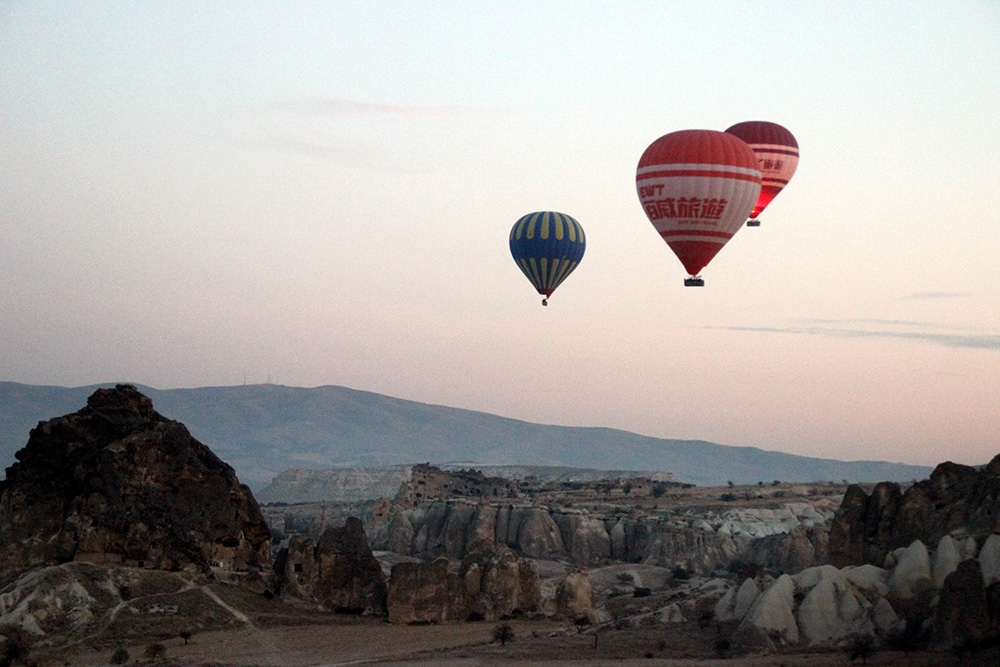 Kapadokya’da balonlar güneşin doğuşu için havalandı