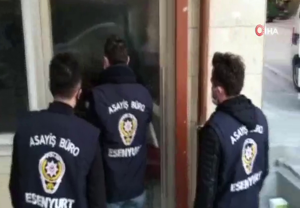 Kapalı görünen kahvede kumar oynayanlar, polise böyle yakalandı