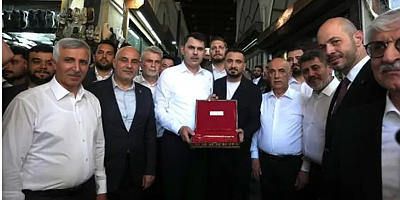 Kapalıçarşı esnafı çarşının sembolik anahtarını Murat Kurum'a hediye etti