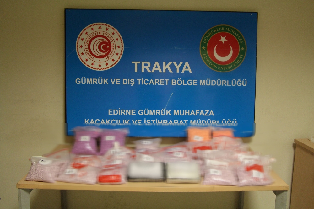 Kapıkule’de bir tırda 135 bin uyuşturucu hap ve 2 kilo kokain ele geçirildi