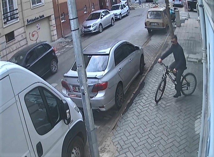 Kapıları zile basarak açtıran bisiklet hırsızı güvenlik kameralarında