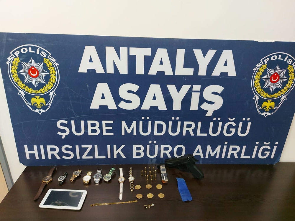 Kapının kilidini düşürüp 45 bin TL’lik ziynet eşyası çaldılar, kaçamadılar