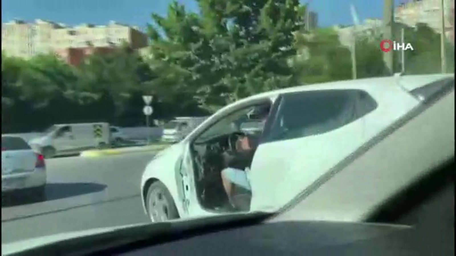 Kapısı olmadan trafikte seyreden otomobil görenleri şaşkına çevirdi