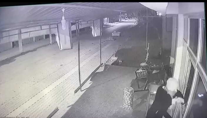 Kapıyı açmak isteyen hırsız camın kırılmasıyla paniğe kapılınca diğer camları da kırdı